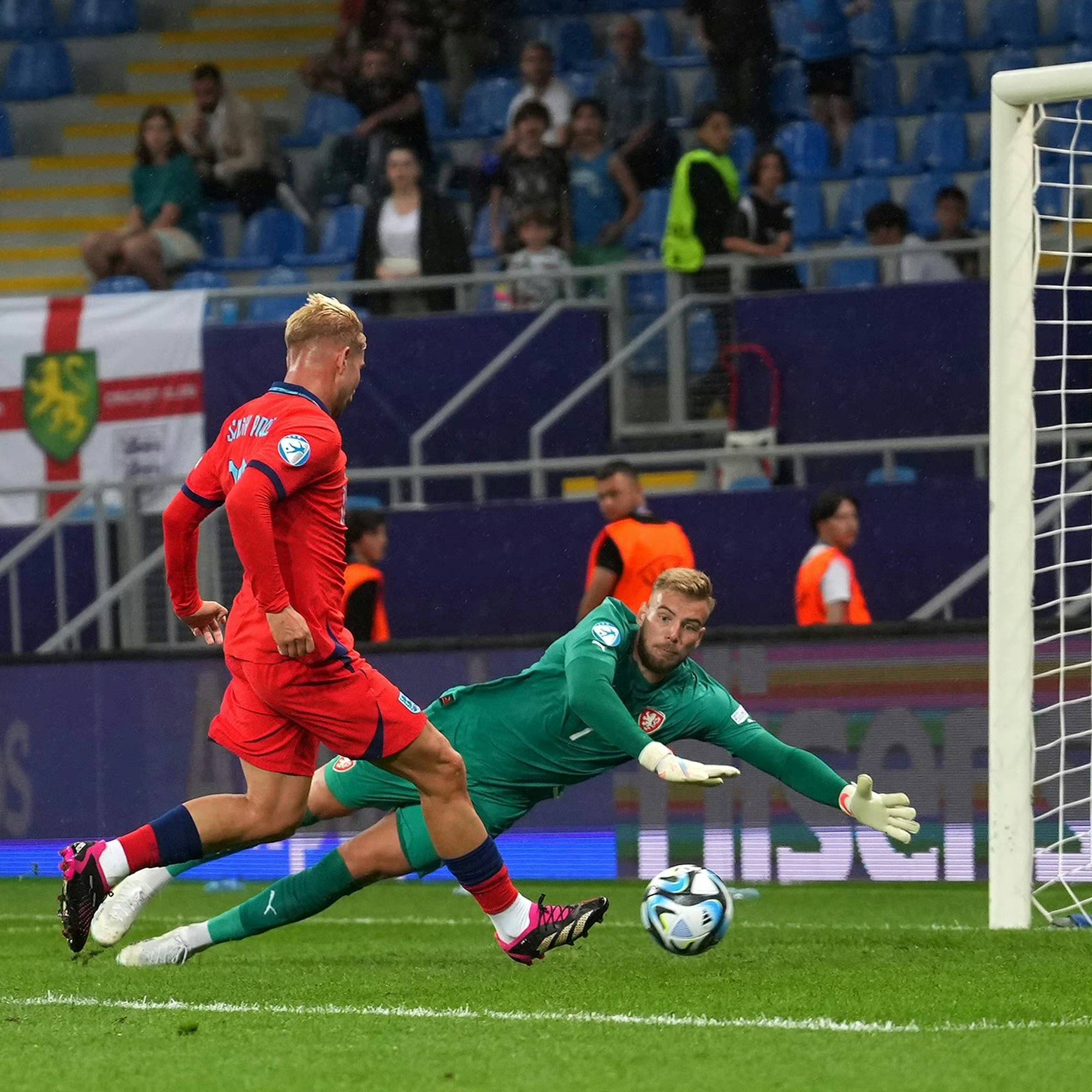 拜仁慕尼黑全神贯注,取得胜利 拜仁慕尼黑全神贯注,取得胜利