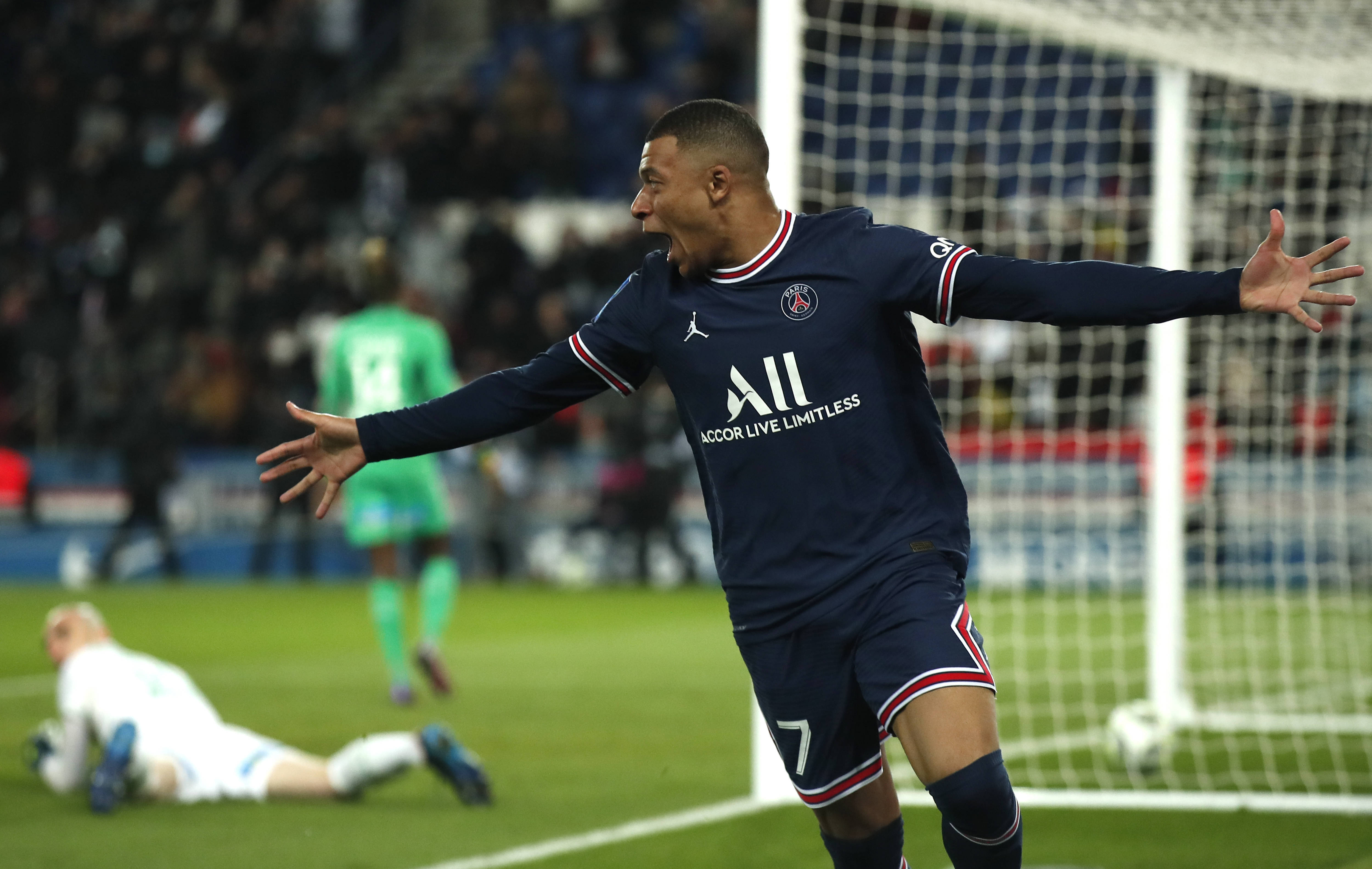 关于巴黎圣日耳曼官方微博转发赞扬，近期表现抢眼的信息