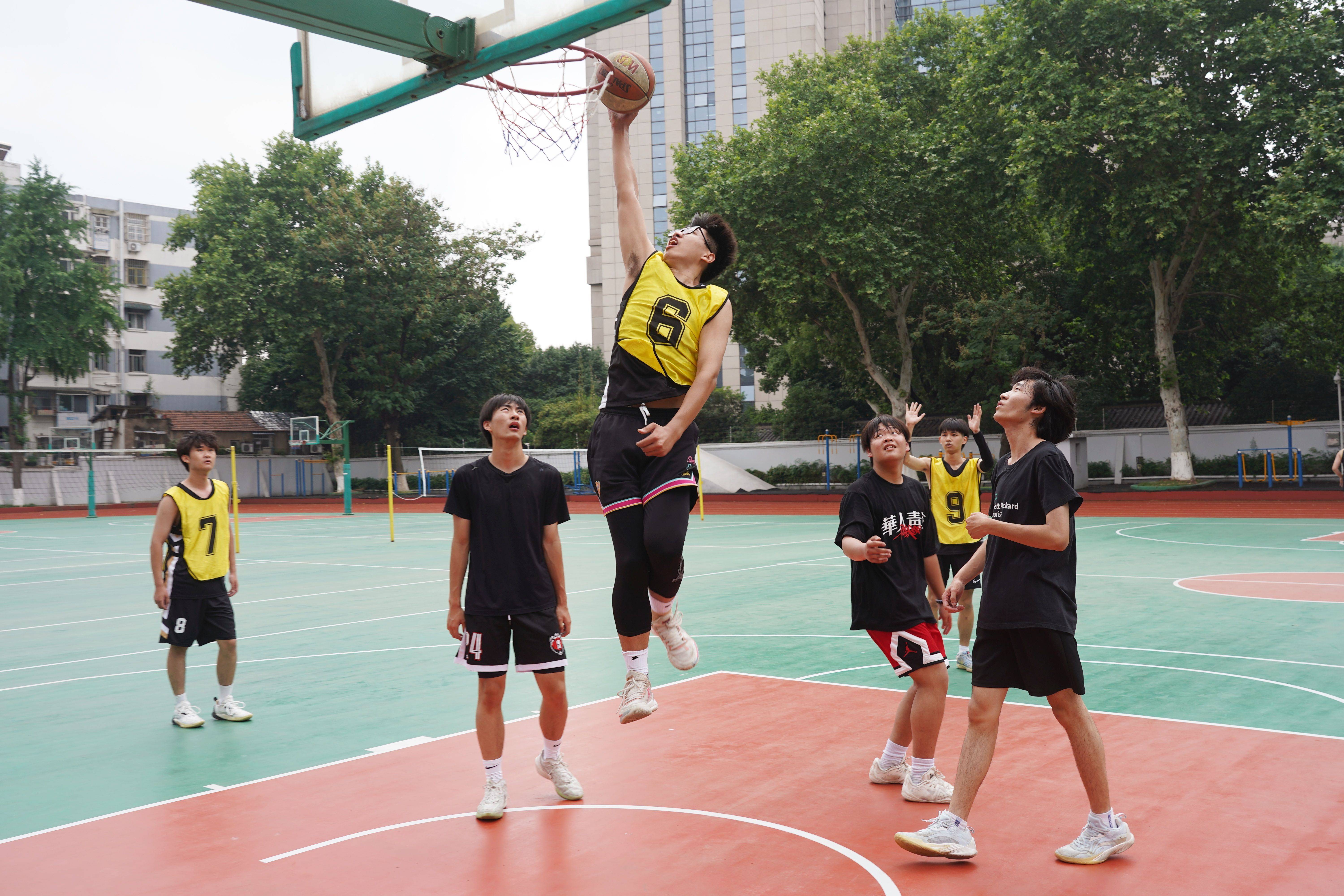 职业篮球比赛中球员的表现分析