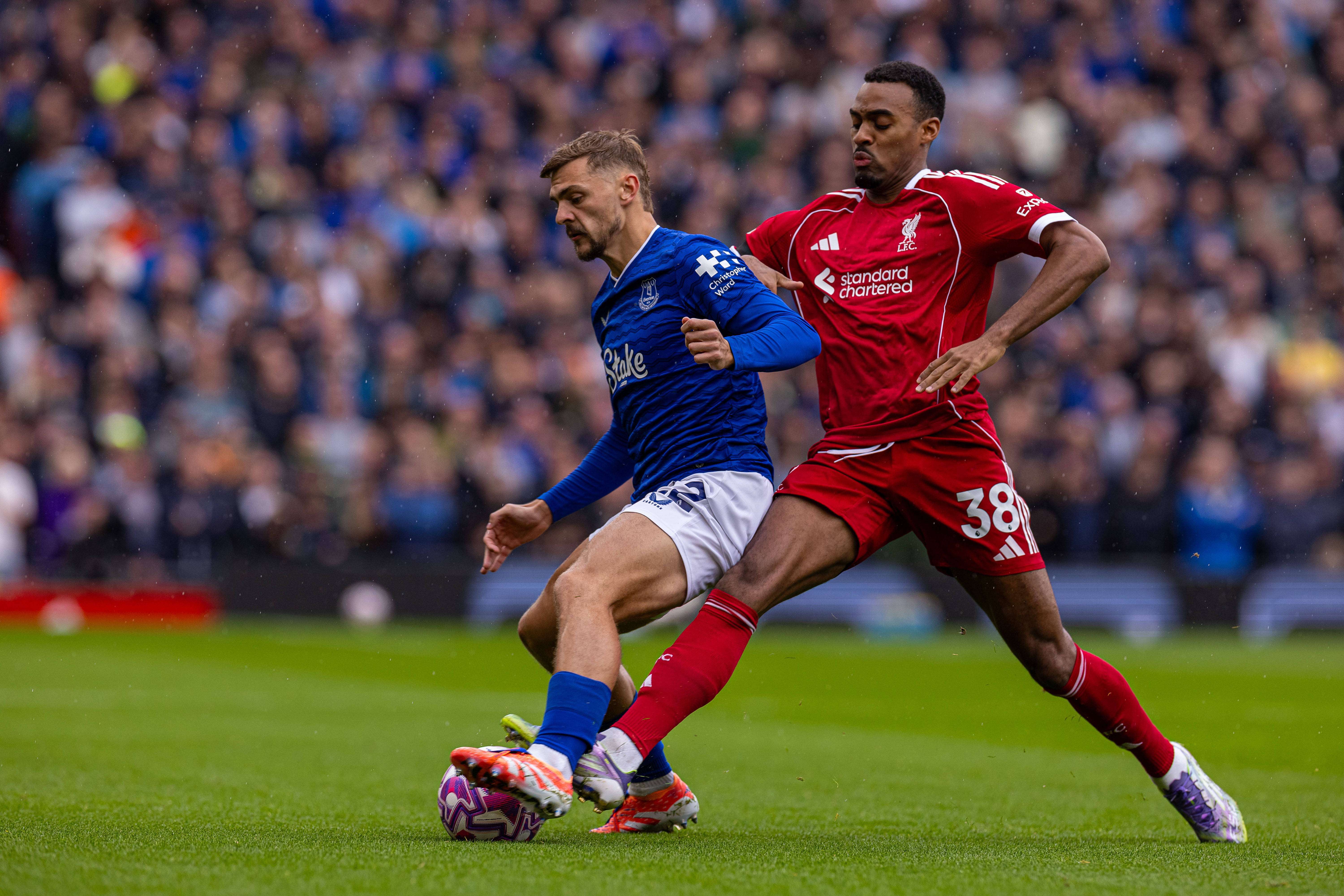 利物浦主场逼平切尔西,保持领先位置 利物浦主场逼平切尔西,保持领先位置