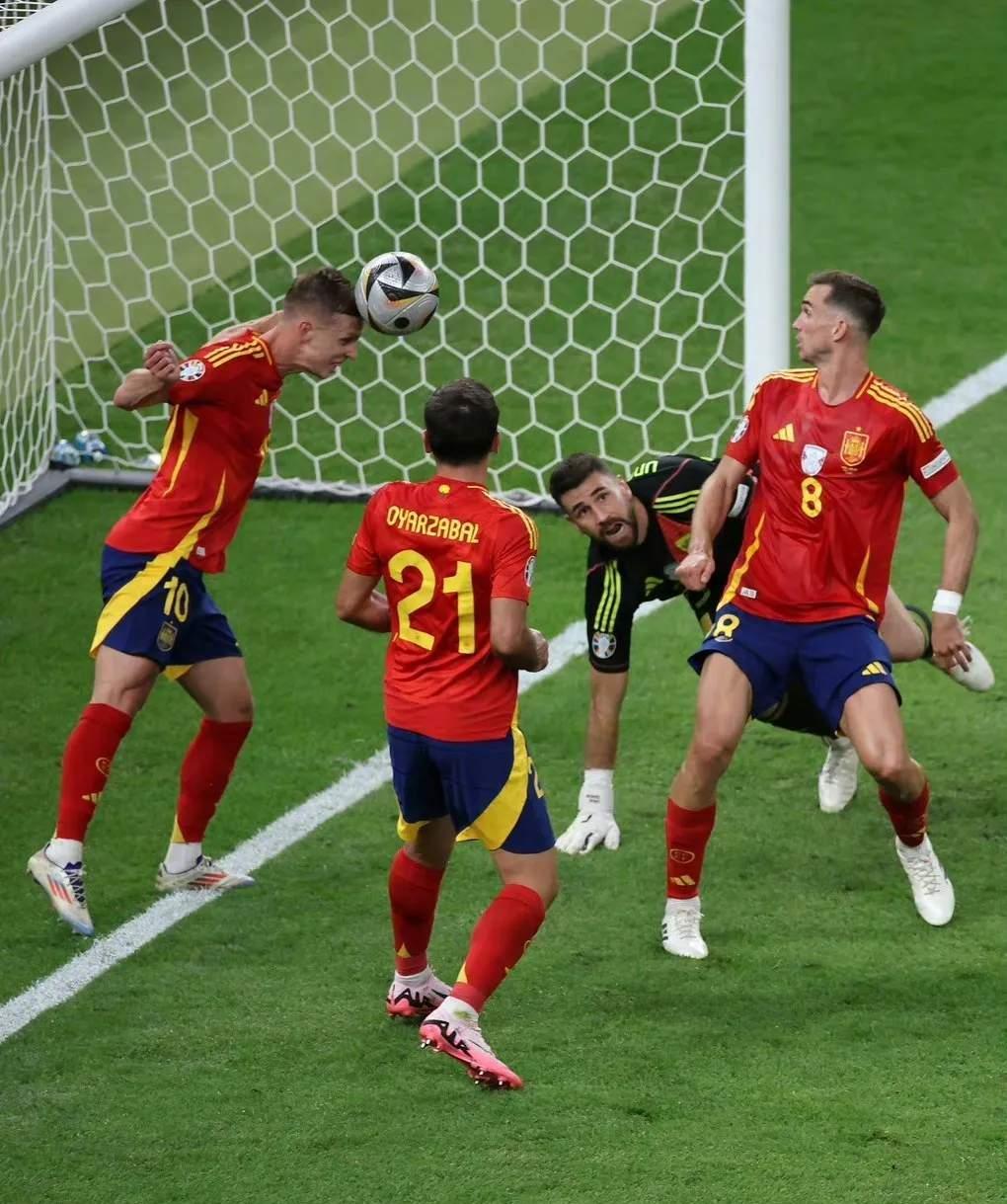 精妙对抗两队球员的精彩表现互相呼应 精妙对抗两队球员的精彩表现互相呼应