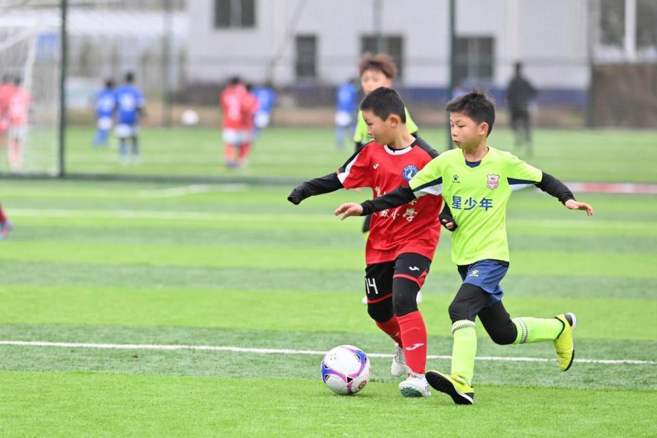 关于足球对决中，球员们各显身手的信息