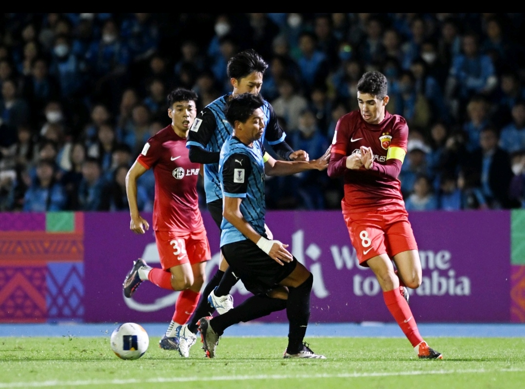 关于足球对决中，球员们各显身手的信息