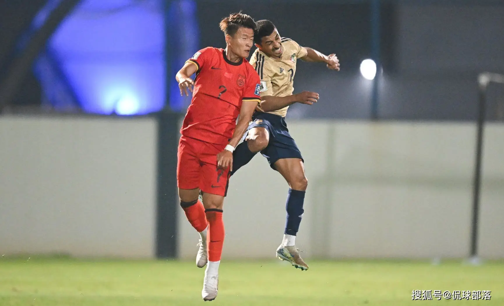 九游娱乐入口-包含国内足球职业联赛上演一场激烈的对抗，双方拼尽全力的词条