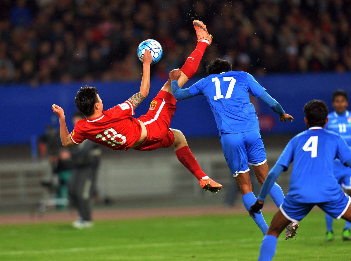 包含国内足球职业联赛上演一场激烈的对抗,双方拼尽全力的词条 包含国内足球职业联赛上演一场激烈的对抗,双方拼尽全力的词条