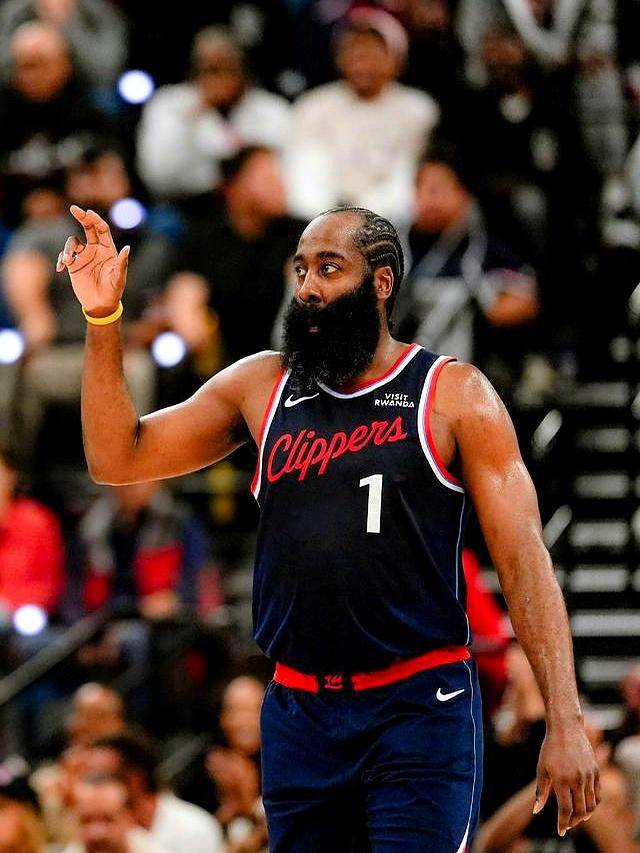 马刺险胜火箭，哈登点燃赛场